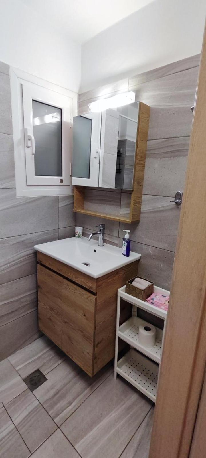 Stylish, Comfortable, Basement Loft-Like Apartment With Amenities 雅典 外观 照片